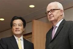 Ngoại trưởng Nhật Bản Katsuya Okada và Đặc phái viên của Mỹ về vấn đề Triều Tiên Stephen Bosworth. (Ảnh: AP)