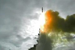 Tên lửa đạn đạo trong hệ thống đánh chặn SM-3 được bắn đi từ tàu khu trục Kongo.(Ảnh: AFP/TTXVN)
