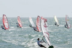 Các vận động viên giải lướt ván buồm quốc tế.( Ảnh: Quang Nhựt/TTXVN)