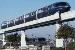 Tàu chạy trên một đường ray ở Ấn Độ. (Ảnh: Internet)