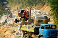 Đẩy nhanh tiến độ sửa chữa đoạn đường bị sạt lở trên quốc lộ 48 đi các huyện miền núi của tỉnh Nghệ An. (Ảnh: Lê Bá Liễu/TTXVN) 