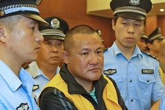 Trùm xã hội đen Trương Bảo Nghi nghe tòa tuyên án. (Ảnh: Shanghai Daily)