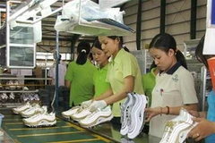 Công nhân làm việc tại một nhà máy sản xuất giày da xuất khẩu. (Ảnh: tienphong.vn)