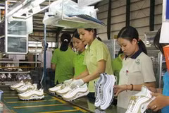 Công nhân làm việc tại một nhà máy sản xuất giày da xuất khẩu. (Ảnh: tienphong.vn)