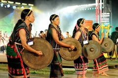 Màn trình diễn cồng chiêng của đồng bào dân tộc Tây Nguyên trong đêm khai mạc. (Ảnh: Thanh Hà/ TTXVN)
