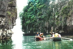 Du khách tham quan khu du lịch sinh thái Bích Động. (Ảnh: Ngô Lịch/TTXVN) 