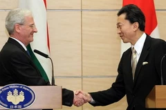 Thủ tướng Nhật Bản Yukio Hatoyama và Tổng thống Hungary Laszlo Solyom. (Ảnh: Getty Images)