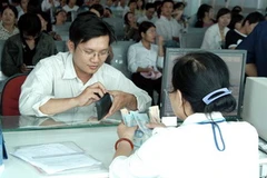 Hành khách mua vé tàu Tết tại ga Sài Gòn. (Ảnh: Thanh Phàn/TTXVN) 