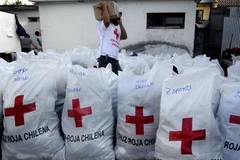 Tập trung hàng cứu trợ. (Ảnh: Reuters)