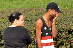 Những giọt nước mắt thương tiếc các nạn nhân trong vụ xả súng tại Orlando. (Nguồn: Reuters)