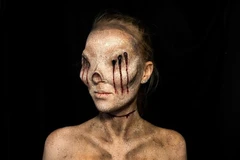 Cô đã tự biến mình thành những quái vật có thể khiến bạn gặp ác mộng khi nhìn thấy. (Nguồn: Sputnik)