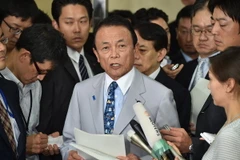 Bộ trưởng Tài chính Nhật Bản Taro Aso phát biểu với báo giới. (Nguồn: AFP/TTXVN) 