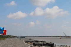 Đoạn kênh tắt luồng tàu từ sông Hậu ra biển. (Ảnh: Phúc Sơn/TTXVN)