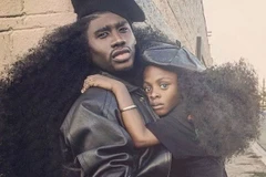 Mái tóc xoăn tít độc đáo của hai bố con rất được chú ý. (Nguồn: CCTVNews)