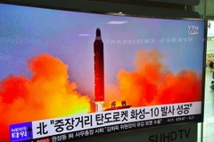 Bản tin về vụ phóng thử tên lửa tầm trung Musudan của Triều Tiên được phát tại nhà ga ở thủ đô Seoul, Hàn Quốc ngày 23/6. (Nguồn: AFP/TTXVN)