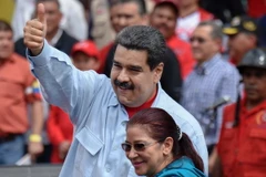Tổng thống Venezuela Nicolas Maduro (trái) tham gia tuần hành cùng người dân tại thủ đô Caracas ngày 31/5. (Nguồn: AFP/TTXVN)