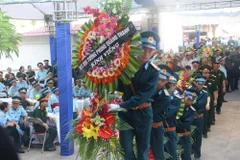 Vòng hoa mang dòng chữ "Đồng chí Đại tướng Phùng Quang Thanh" kính viếng Đại tá Trần Quang Khải. (Ảnh: Tá Chuyên/TTXVN)