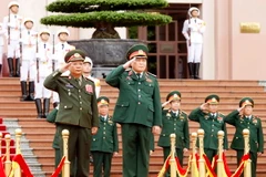 Lễ đón Thượng tướng Chansamone Channhalat Bộ trưởng Bộ Quốc phòng Lào. (Ảnh: An Đăng/TTXVN)