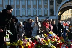 Tưởng niệm các nạn nhân vụ rơi máy bay ở bán đảo Sinai, Ai Cập, tại quảng trường St. Petersburg ngày 3/11. (AFP/TTXVN)