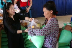 Tặng quà hỗ trợ các hộ ngư dân ở 4 huyện Hải Lăng, Triệu Phong, Gio Linh và Vĩnh Linh (tỉnh Quảng Trị). (Ảnh: Trịnh Bang Nhiệm/TTXVN)