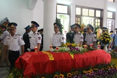 Các cán bộ, chiến sỹ kính cẩn nghiêng mình, thắp hương kính viếng Đại tá Trần Quang Khải. (Ảnh: Tá Chuyên/TTXVN)