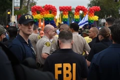 Nhân viên FBI theo dõi cuộc diễu hành của người đồng tính tại Tây Hollywood, California ngày 12/6. (Nguồn: AFP/TTXVN)