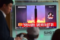 Bản tin về vụ phóng thử tên lửa tầm trung Musudan của Triều Tiên được phát tại nhà ga ở thủ đô Seoul, Hàn Quốc ngày 23/6. (Nguồn: AFP/TTXVN)