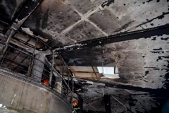 Trần nhà làm bằng chất xốp bị thiêu rụi hoàn toàn. (Ảnh: Xuân Tư/TTXVN)