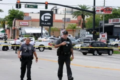 Cảnh sát Mỹ điều tra tại hiện trường vụ xả súng ở hộp đêm Pulse ngày 12/6. (Nguồn: AFP/TTXVN)