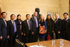 Phó Chủ tịch Quốc hội Tòng Thị Phóng chụp ảnh lưu niệm với Phó Chủ tịch Hạ viện Anh Eleanor Laing (váy xanh) và Chủ tịch Nhóm nghị sỹ liên đảng Anh quan tâm tới Việt Nam George Howard (đứng giữa). (Ảnh: Đỗ Sinh/Vietnam+) 