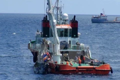 Tàu 926 đang trục vớt máy bay CASA-212. (Nguồn: TTXVN)