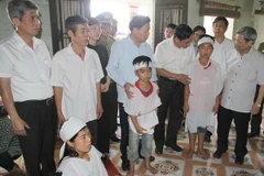 Lãnh đạo tỉnh Bắc Ninh thăm hỏi động viên thân nhân những gia đình có người bị nạn do điện giật. (Ảnh: Thái Hùng/TTXVN)