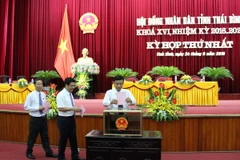 Các đại biểu bỏ phiếu bầu các chức danh lãnh đạo chủ chốt HĐND, UBND tỉnh Thái Bình. (Ảnh: Xuân Tiến/TTXVN)
