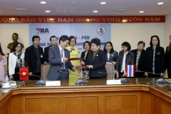 Phó Tổng Giám đốc TTXVN Ngô Hà Thái và Cố vấn Tổng Giám đốc Cục Quan hệ Công chúng (PRD) Chinapatara Puttachart Ký kết Biên bản JTC lần thứ 13. (Ảnh: An Đăng/TTXVN)