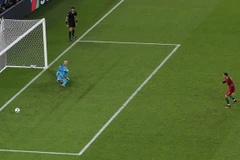 Cầu thủ Bồ Đào Nha Cristiano Ronaldo (phải) bỏ lỡ cơ hội mở tỷ số từ cú sút phạt penalty trong hiệp đấu thứ hai. (Nguồn: EPA/TTXVN)