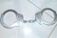 Bắt khẩn cấp nghi can 16 tuổi đâm chết người rồi bỏ trốn