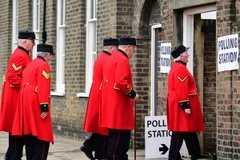 Cử tri Anh bỏ phiếu trưng cầu ý dân ở Chelsea, Tây London, ngày 23/6. (Nguồn: AFP/TTXVN)
