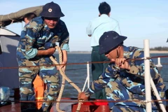 Tàu HQ211 đã rời cầu cảng Hải đội 2 (Bộ đội Biên phòng tỉnh Nghệ An) để tìm kiếm cứu nạn. (Ảnh: Thanh Tùng/TTXVN)