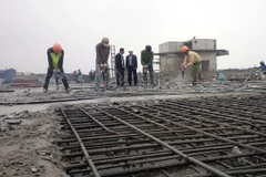 Các lực lượng thi công tiến hành phá dỡ phần vi phạm tại tầng 19 tòa tòa nhà 8B Lê Trực. (Ảnh: Nguyễn Văn Cảnh/TTXVN)