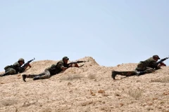 Binh sỹ Syria giao tranh với IS tại khu vực đông bắc thành phố cổ Palmyra ngày 17/5. (Nguồn: AFP/TTXVN)