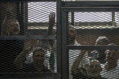 Thủ lĩnh tinh thần tối cao của MB Mohamed Badie (thứ 2, bên phải) và một số cựu bộ trưởng trong nội các cũ của ông Morsi. (Nguồn: AFP/TTXVN)