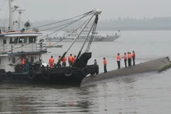 Tàu cứu hộ làm hiện tại hiện trường tàu khách bị lật trên sông Dương Tử ngày 2/6. (Nguồn: THX/TTXVN)