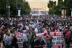 Biểu tình trước Bộ Tài chính Hy Lạp ở thủ đô Athens ngày 11/6, phản đối thỏa thuận cho vay của IMF và EU. (Nguồn: AFP/TTXVN)