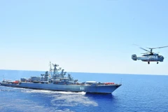 Tàu chiến và máy bay của hải quân Nga và Trung Quốc tham gia cuộc tập trận. (Nguồn: THX/TTXVN)