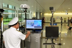Kiểm tra hoạt động phòng chống dịch bệnh MERS-CoV tại sân bay quốc tế Tân Sơn Nhất. (Ảnh: An Hiếu/TTXVN)