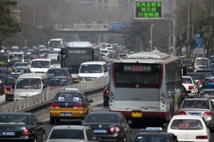 Ôtô trên đường phố Bắc Kinh. (Nguồn: EPA/TTXVN)