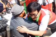 Ngôi sao võ thuật Thành Long ôm một nạn nhân vụ động đất tại Nepal. (Nguồn: superchanblog.blogspot.com)