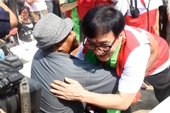 Ngôi sao võ thuật Thành Long ôm một nạn nhân vụ động đất tại Nepal. (Nguồn: superchanblog.blogspot.com)