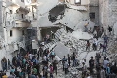 Cảnh đổ nát sau các cuộc không kích tại thành phố Aleppo, miền bắc Syria ngày 30/5. (Nguồn: AFP/TTXVN)