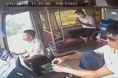 Công ty Hoàng Long đình chỉ tài xế “vừa lái xe vừa đi tất, đi giày”